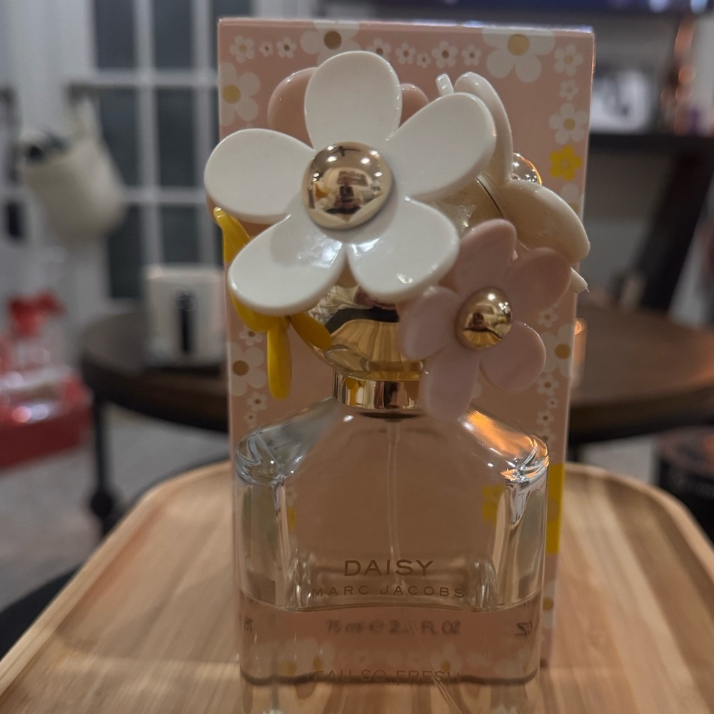 Marc Jacobs Daisy Eau So Fresh 75ml half full bottle - Picture 3 of 4